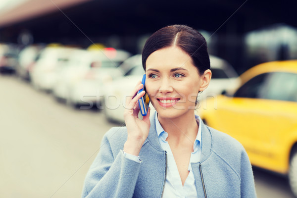 Donna sorridente smartphone taxi città viaggio viaggio di lavoro Foto d'archivio © dolgachov