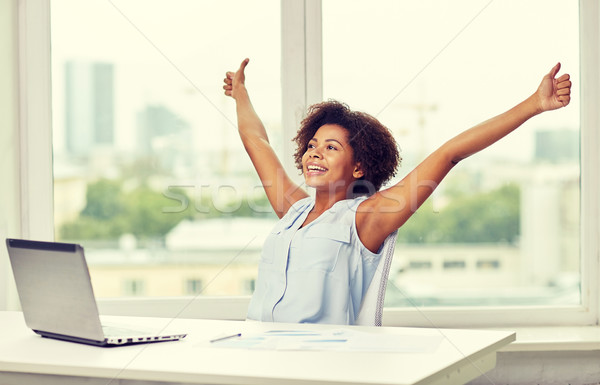 [[stock_photo]]: Heureux · africaine · femme · portable · bureau · éducation