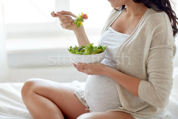 Foto d'archivio: Donna · incinta · mangiare · insalata · home · gravidanza
