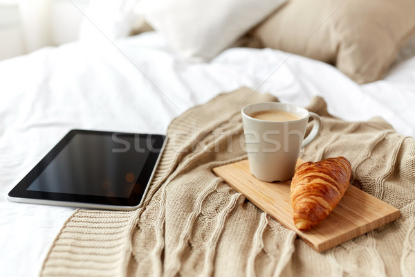 Café croissant cama casa tecnología Foto stock © dolgachov