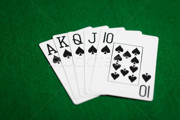 Poker Hand Spielkarten grünen Casino Tuch Stock foto © dolgachov