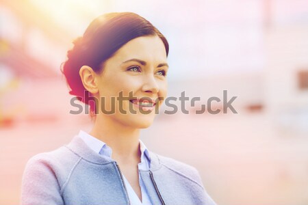 Stockfoto: Jonge · glimlachend · zakenvrouw · kantoorgebouw · zakenlieden · vrouw