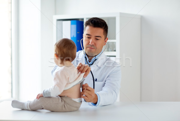 Medic stetoscop ascultare copil clinică medicină Imagine de stoc © dolgachov