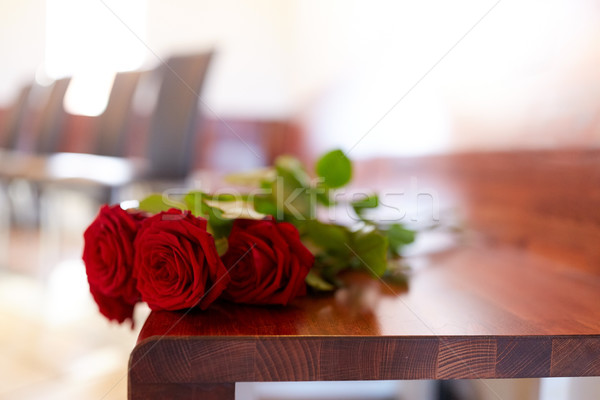 Trandafiri rosii bancă înmormântare biserică doliu trandafir Imagine de stoc © dolgachov