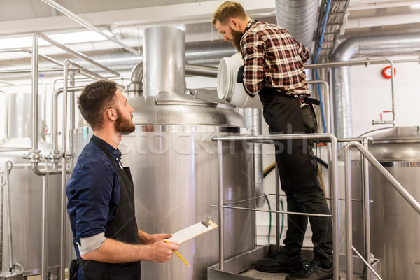 Männer arbeiten Brauerei Bier Anlage Geschäftsleute Stock foto © dolgachov