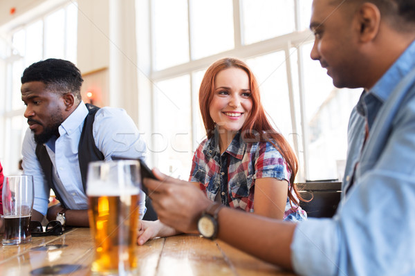 Boldog barátok táblagép iszik sör bár Stock fotó © dolgachov