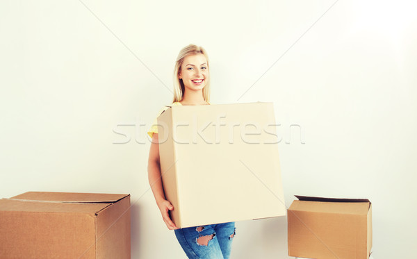 Uśmiechnięty młoda kobieta karton domu ruchu stanie Zdjęcia stock © dolgachov