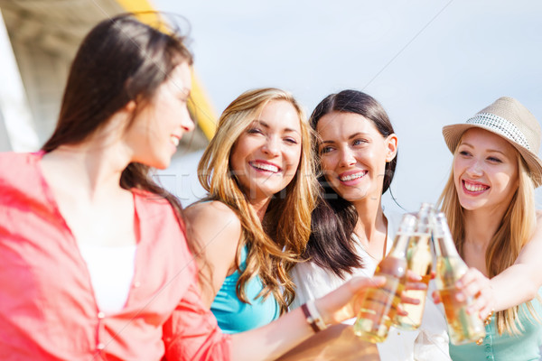 Meninas bebidas praia verão férias férias Foto stock © dolgachov