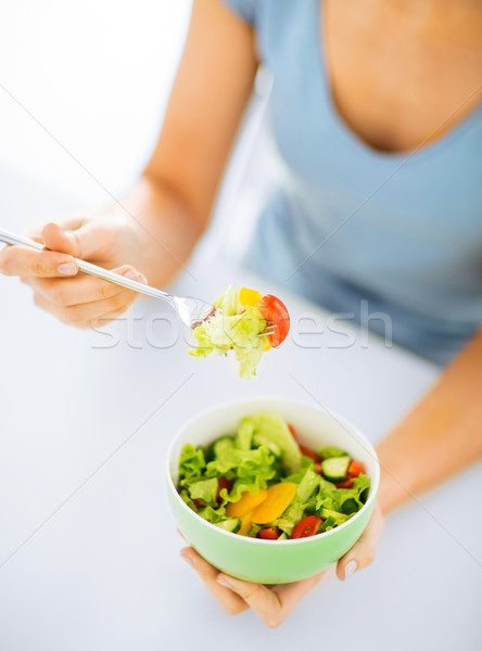 Donna mangiare insalata verdura cibo sano cucina Foto d'archivio © dolgachov