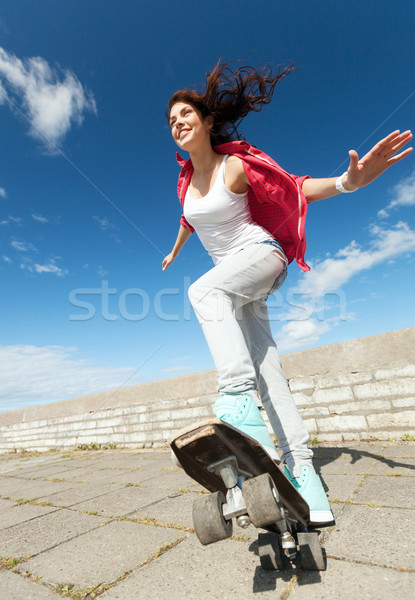 Tienermeisje schaatsen buiten zomer vakantie Stockfoto © dolgachov