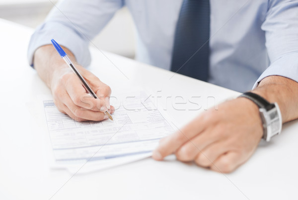 Man ondertekening contract business kantoor school Stockfoto © dolgachov