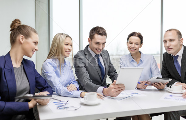 Foto stock: Equipe · de · negócios · discussão · negócio · tecnologia · escritório