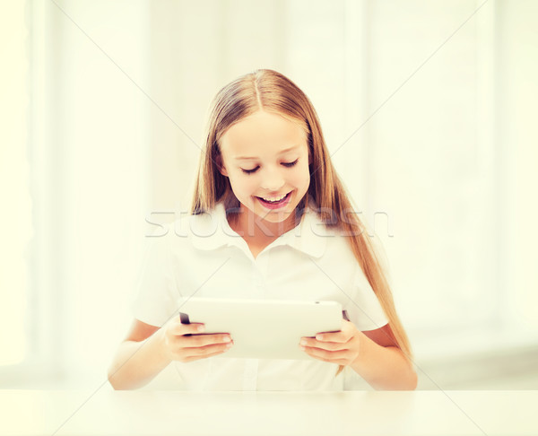 [[stock_photo]]: Fille · école · éducation · technologie · internet