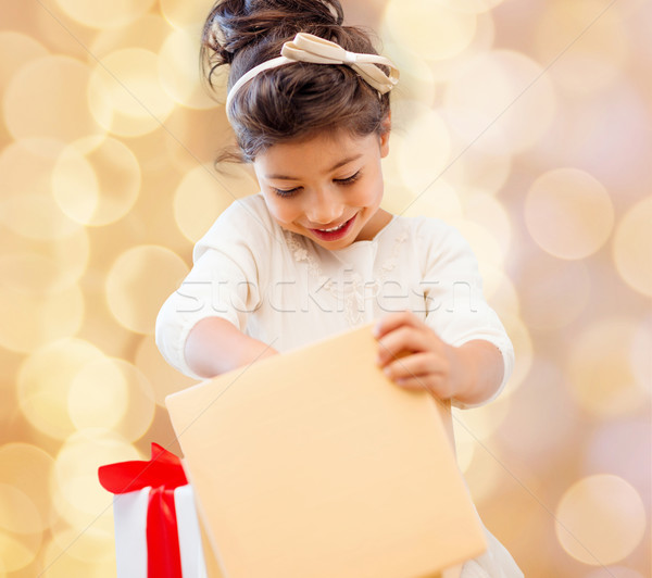Glimlachend meisje geschenkdoos vakantie presenteert christmas Stockfoto © dolgachov