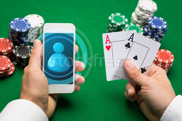 Casino giocatore carte smartphone chip online Foto d'archivio © dolgachov