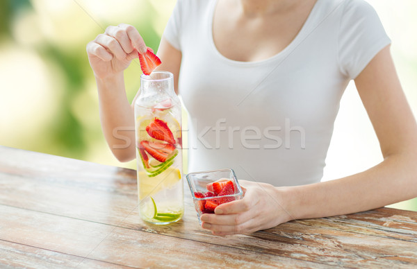 Foto d'archivio: Donna · frutta · acqua · vetro · bottiglia