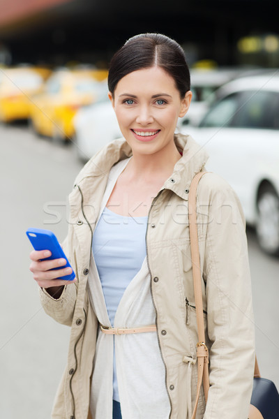Donna sorridente smartphone taxi città viaggio viaggio di lavoro Foto d'archivio © dolgachov
