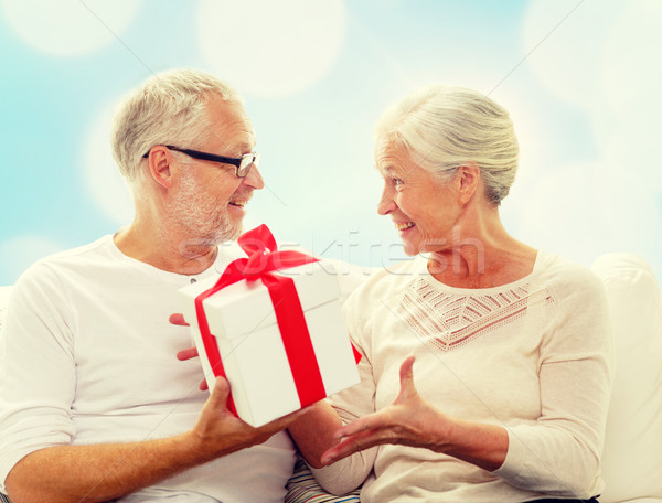 Stock fotó: Boldog · idős · pár · ajándék · doboz · otthon · család · ünnepek