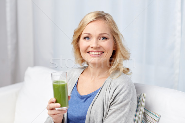 Stockfoto: Gelukkig · vrouw · drinken · groene · sap · schudden