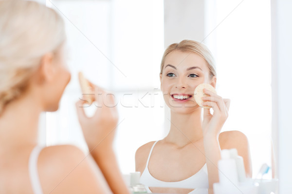 Młoda kobieta mycia twarz gąbki łazienka piękna Zdjęcia stock © dolgachov