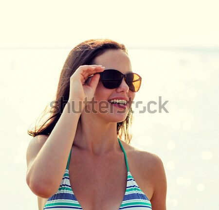 Sorridente mulher jovem prancha de surfe praia férias de verão viajar Foto stock © dolgachov