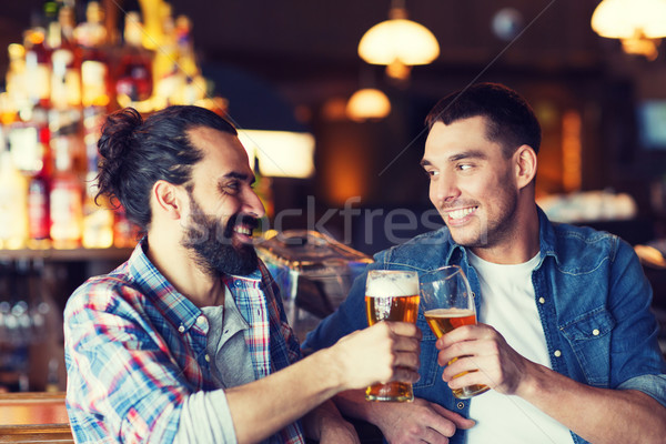 Gelukkig mannelijke vrienden drinken bier bar Stockfoto © dolgachov