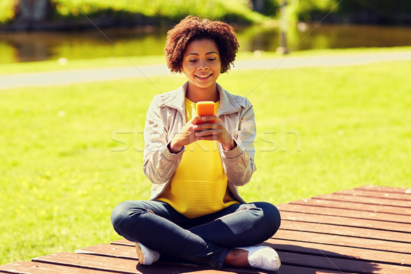 Stockfoto: Gelukkig · afrikaanse · jonge · vrouw · messaging · smartphone · technologie