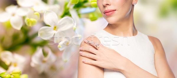 Mujer hermosa anillo pendiente glamour belleza Foto stock © dolgachov