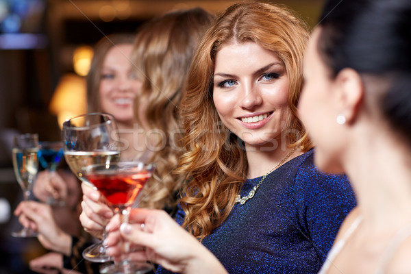 Foto stock: Feliz · mujeres · bebidas · club · nocturno · celebración · amigos