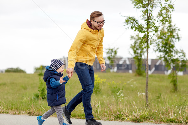 Mutlu baba küçük oğul yürüyüş açık havada Stok fotoğraf © dolgachov