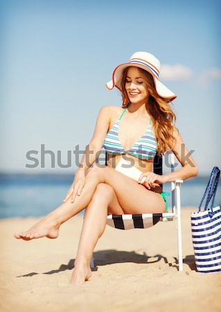 Femeie protectie solara plajă vacanta de vara turism Imagine de stoc © dolgachov