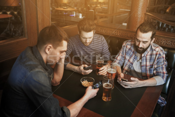 Männer Smartphones trinken Bier bar Veröffentlichung Stock foto © dolgachov
