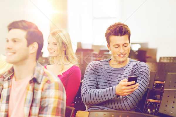 Grup zâmbitor studenţi prelegere hol educaţie Imagine de stoc © dolgachov