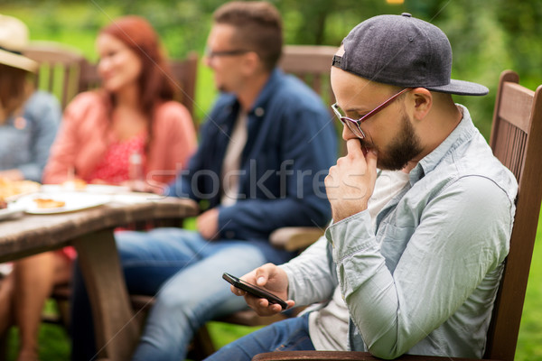 Om smartphone prietenii vară petrecere timp liber Imagine de stoc © dolgachov