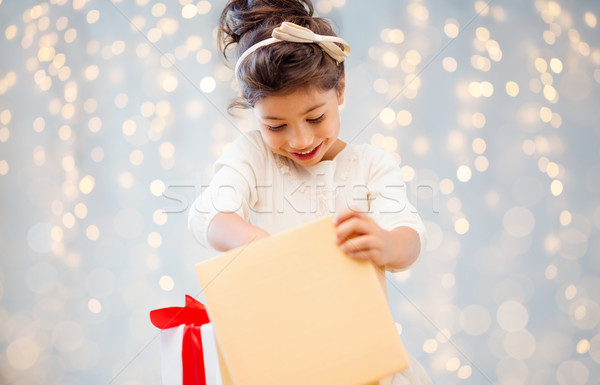 Stockfoto: Glimlachend · meisje · opening · geschenkdoos · lichten · vakantie