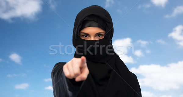 мусульманских женщину хиджабе указывая пальца религиозных Сток-фото © dolgachov