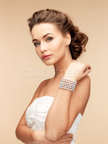 Femme perle boucles d'oreilles bracelet belle mariée [[stock_photo]] © dolgachov