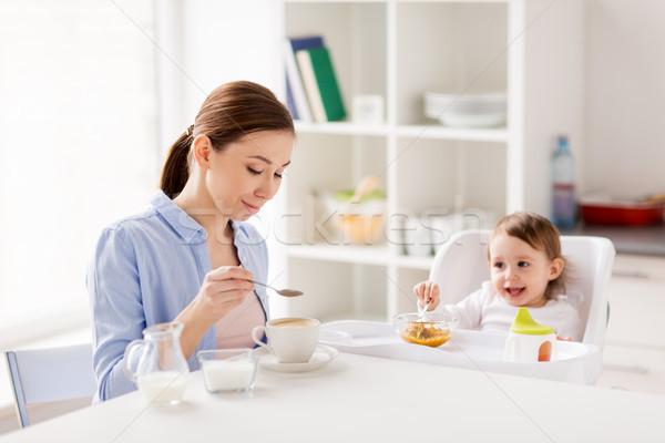 Gelukkig moeder baby ontbijt home familie Stockfoto © dolgachov