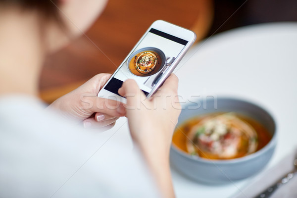 Vrouw smartphone voedsel cafe nieuwe Stockfoto © dolgachov