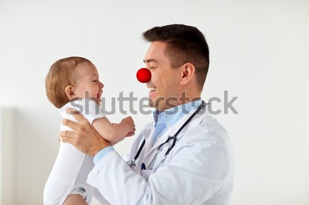Szczęśliwy lekarza pediatra baby kliniki muzyka Zdjęcia stock © dolgachov