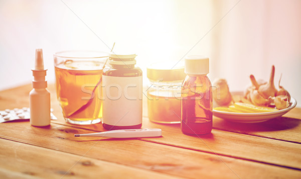 Traditioneel geneeskunde drugs gezondheidszorg griep houten tafel Stockfoto © dolgachov