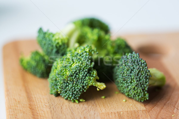 Közelkép brokkoli fából készült vágódeszka étel egészséges étkezés Stock fotó © dolgachov