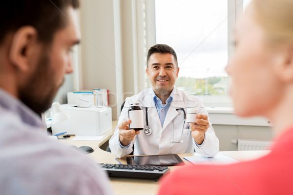 Arts tonen geneeskunde familie paar kliniek Stockfoto © dolgachov