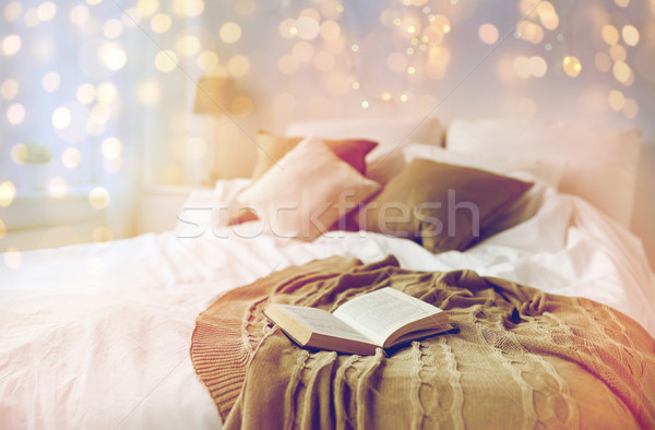 спальня кровать Рождества гирлянда домой комфорт Сток-фото © dolgachov
