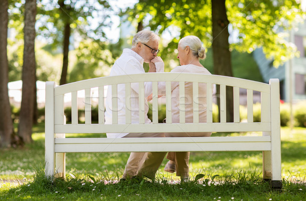 Foto stock: Feliz · pareja · de · ancianos · sesión · banco · parque · vejez