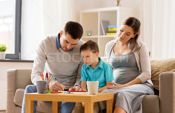 Foto stock: Pai · grávida · mãe · filho · desenho · casa