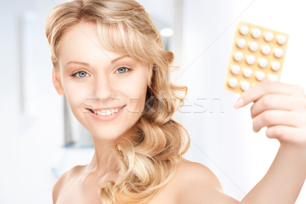 Jonge vrouw pillen foto home vrouw medische Stockfoto © dolgachov