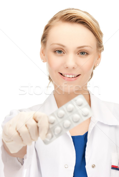 Kobiet lekarza jeden opakowanie pigułki zdjęcie Zdjęcia stock © dolgachov