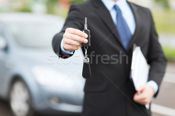 человека ключи от машины за пределами транспорт собственность автомобилей Сток-фото © dolgachov