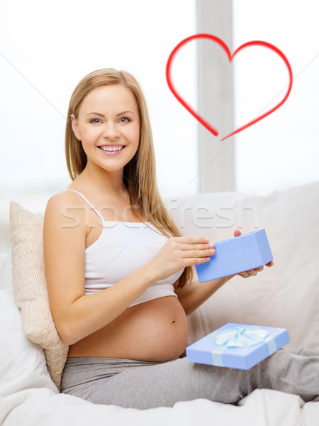 Сток-фото: улыбаясь · беременная · женщина · открытие · шкатулке · беременности · материнство
